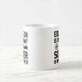 教育は重要だがサッカーは重要だ コーヒーマグカップ (中央)