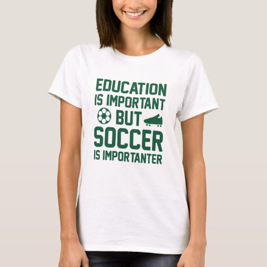 教育は重要だがサッカーは重要だ Tシャツ (正面)