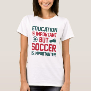 教育は重要だがサッカーは重要だ Tシャツ