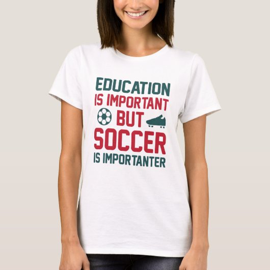 教育は重要だがサッカーは重要だ Tシャツ (正面)