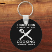 教育は重要だが料理は重要だ キーホルダー (裏面)