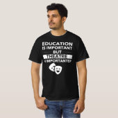 教育は重要だが演劇は重要だ Tシャツ (正面フル)