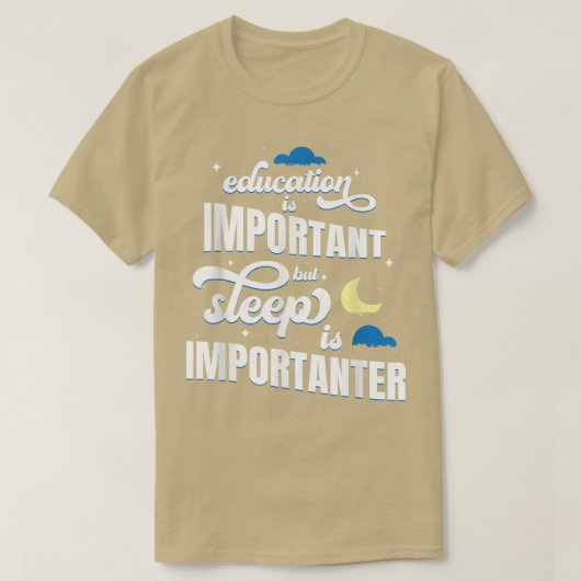 教育は重要だが睡眠は重要である Tシャツ (デザイン正面)