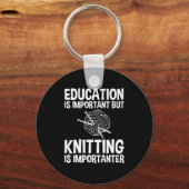 教育は重要だが編み物は重要 キーホルダー (正面)