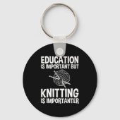 教育は重要だが編み物は重要 キーホルダー (裏面)