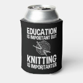 教育は重要だが編み物は重要 缶クーラー (缶裏面)
