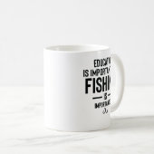 教育は重要だが魚釣りは重要 コーヒーマグカップ (正面右)