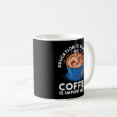 教育は重要だが、コーヒーは重要だ コーヒーマグカップ (正面右)
