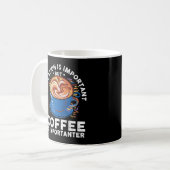 教育は重要だが、コーヒーは重要だ コーヒーマグカップ (正面左)