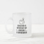 教育は重要だが、ボーリングは重要だ。 フロストグラスマグカップ (左)