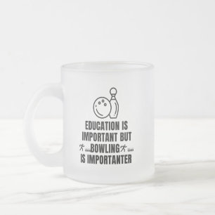 教育は重要だが、ボーリングは重要だ。 フロストグラスマグカップ