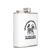 教育は重要だが、馬は重要だ フラスク (右)