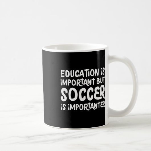 教育は重要だけどサッカーはもっと重要 F コーヒーマグカップ (右)