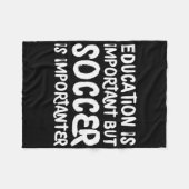 教育は重要だけどサッカーはもっと重要 F フリースブランケット (正面(横))