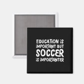 教育は重要だけどサッカーはもっと重要 Funny F マグネット (正面/裏面)