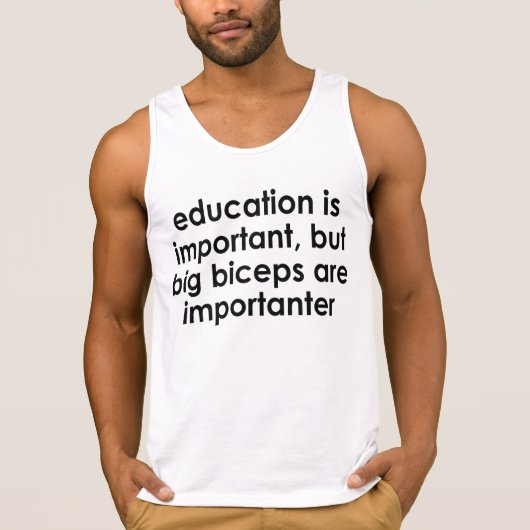 教育は重要であり、大きな二頭筋は重要である Tシャツ (正面)