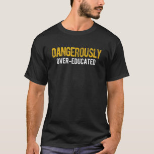 教育を受けた博士号を危険な目で見る Tシャツ