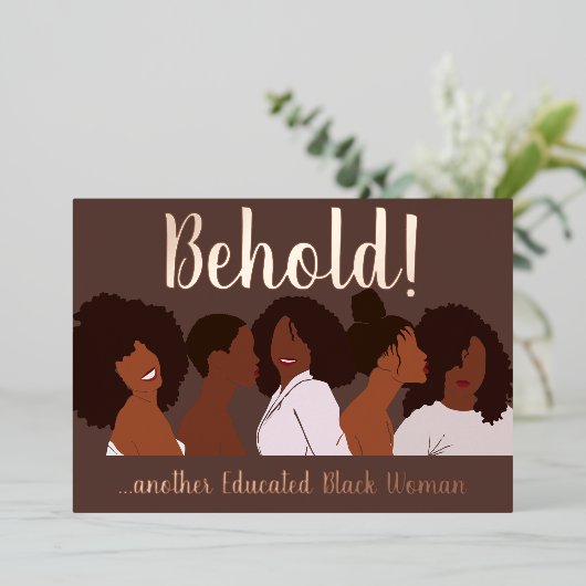 教育を受けた黒人女性の卒業フォイル招待状 箔シーズンカード (立ち正面)