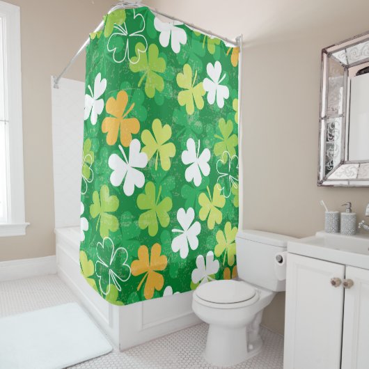 散らばったクローバーとシャムロックのシームレスなパターン シャワーカーテン (インサイチュ)