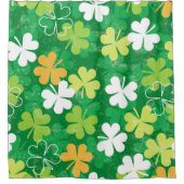 散らばったクローバーとシャムロックのシームレスなパターン シャワーカーテン (正面)