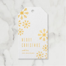 散在する雪フォイルのクリスマスと休日のギフトタグ