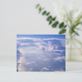 散在する雲の上に表示 ポストカード (スタンド正面)