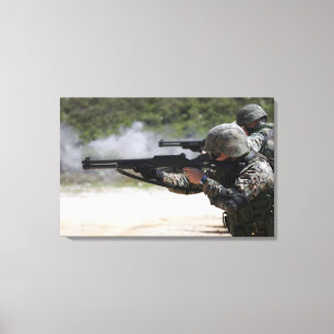 散弾銃を始動させている海兵隊員 キャンバスプリント
