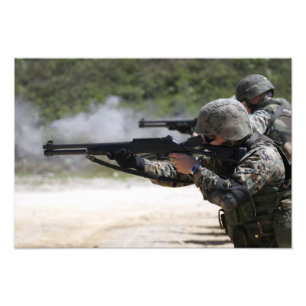 散弾銃を始動させている海兵隊員 フォトプリント