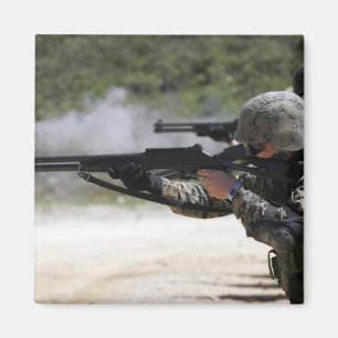 散弾銃を始動させている海兵隊員 マグネット