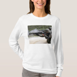 散弾銃を始動させている海兵隊員 Tシャツ