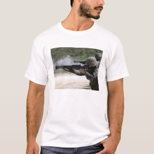 散弾銃を始動させている海兵隊員 Tシャツ