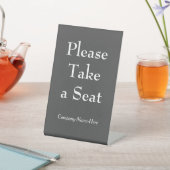 敬意を表する「席に座って」+名前 台座サイン (インサイチュ)