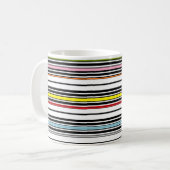 数々のストライプパターン(の模様が)ある コーヒーマグカップ (正面左)