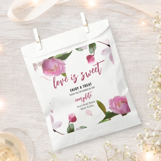 数々のフローラブライダルシャワー フェイバーバッグ (クリップ留めされた状態)