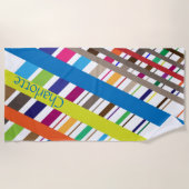 数々の斜め線 ビーチタオル (正面)