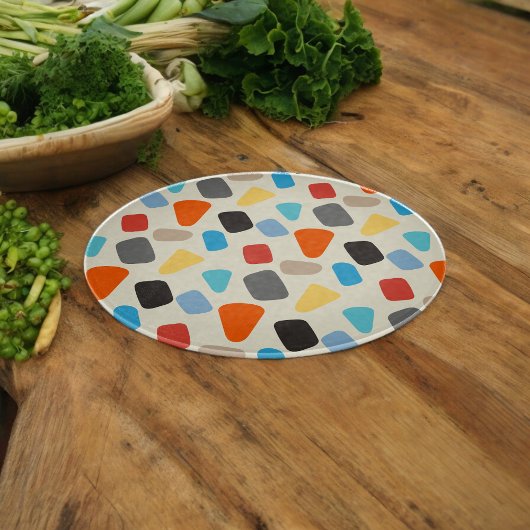 数々の白い背景の小石 カッティングボード