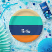 数々の線パターン（の模様が）ある ペーパープレート (パーティー)