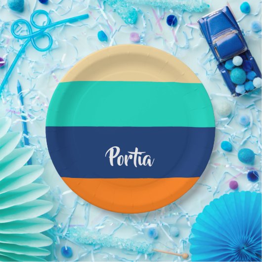 数々の線パターン（の模様が）ある ペーパープレート (パーティー)