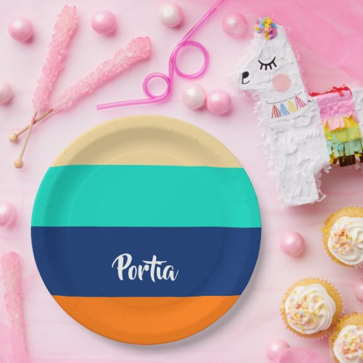 数々の線パターン（の模様が）ある ペーパープレート (パーティー)