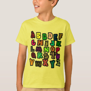 数々の色およびパターンが付いているアルファベットの落書き Tシャツ