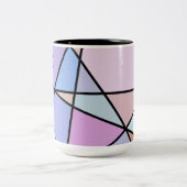 数々の色のジオメトリックな線と形状 ツートーンマグカップ (中央)