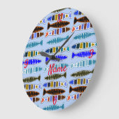 数々の色のストライプの魚サンダー_コーブ ラージ壁時計 (傾斜)