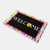 数々の色のピクルボールのパドルとボール、ようこそ ドアマット (アングル)