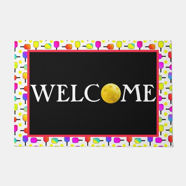 数々の色のピクルボールのパドルとボール、ようこそ ドアマット (正面)