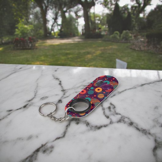 数々の色の幾何形状パターン キーホルダー栓抜き