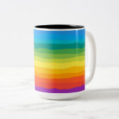 数々の色の虹の揺れストライプる ツートーンマグカップ (正面右)