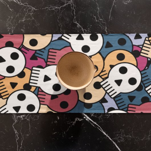 数々の色スカルパターン ロングテーブルランナー