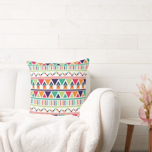 数々の色三角形パターン クッション (ソファ)