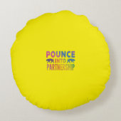 数々の色「パートナーシップへの参加」の単語プリント ラウンドクッション (裏面)