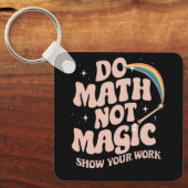 数学しようぜ 魔法よりおもしろい 楽しい数学の先生 キーホルダー (正面)